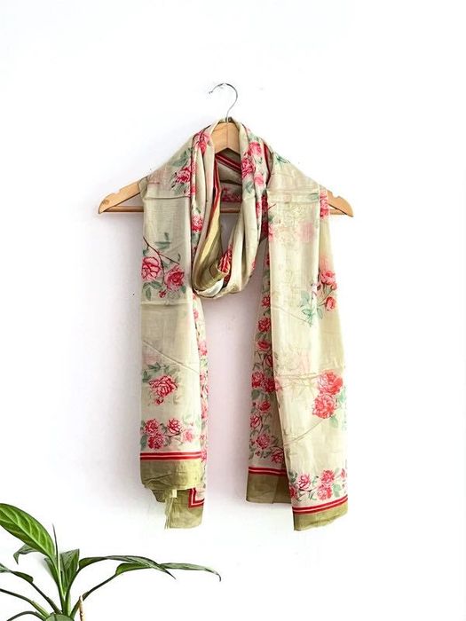 Lenço/Écharpe de Algodão em Tons Verde Claro com Rosas