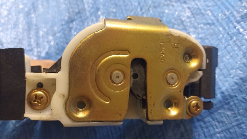 Замок передніх правих дверей MITSUBISHI COLT Z30 2004-2011