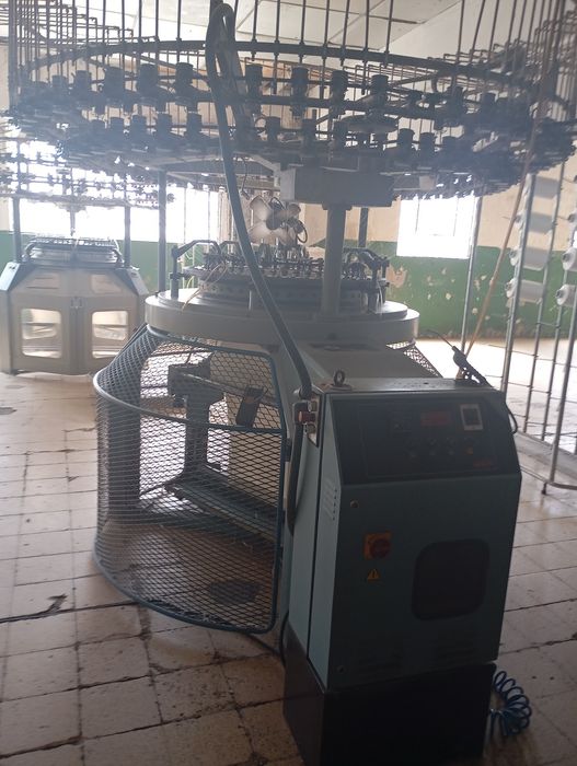 Vários teares circulares plush