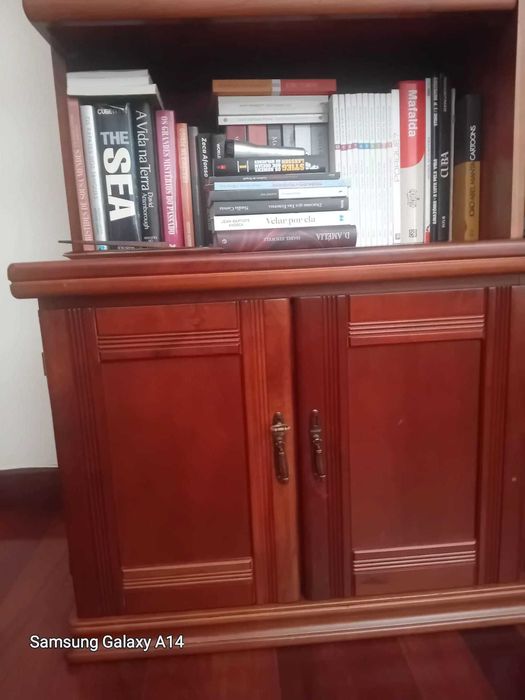 Móvel de sala ou escritório com Vitrina/Cristaleira todo em Cerejeira