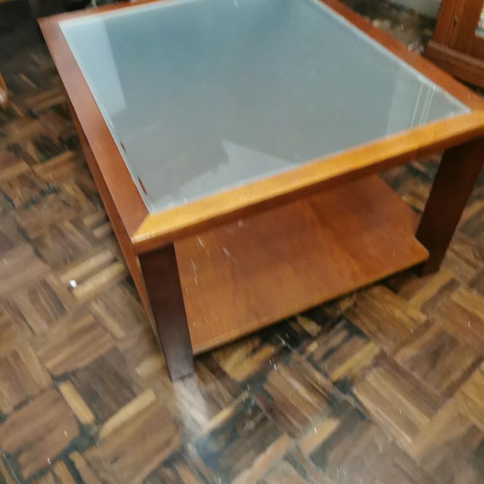 Mesa de centro. Tamanho 60 por 70 e 38 cm de altura