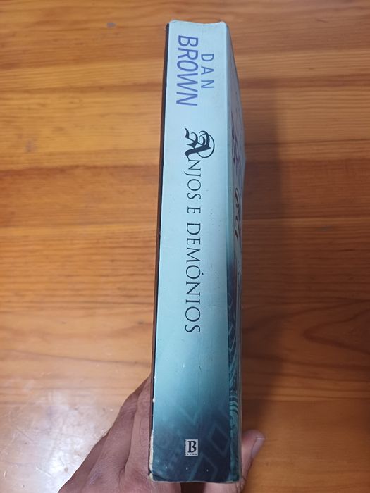 Anjos e Demónios, por Dan Brown