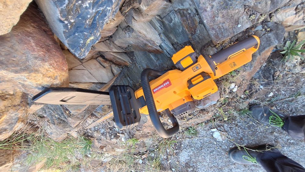 Husqvarna 372 XP e 365 X-TORQ e serra a bateria