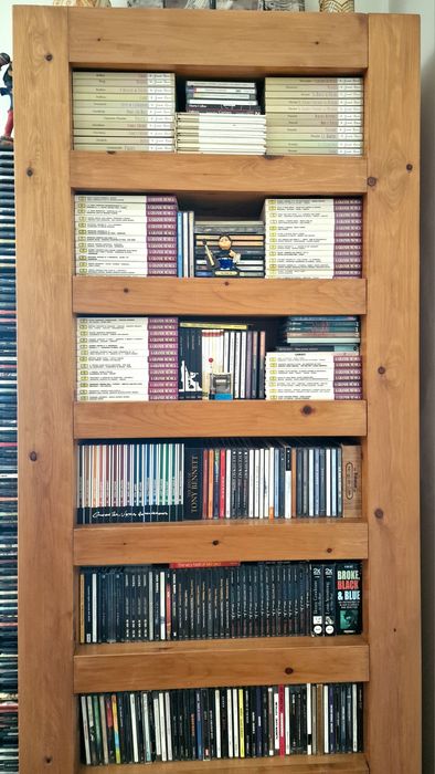 Móvel em madeira para CD's