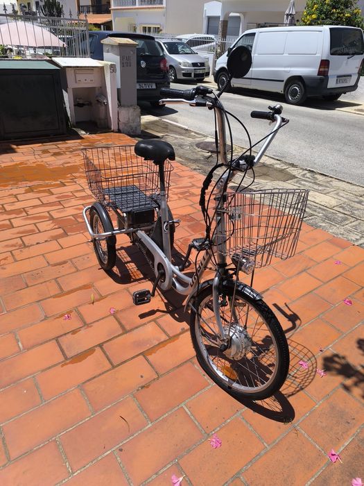 Triciclo Elétrico Orbit – Autonomia até 30 km – Cesto Duplo – Excelente Estado