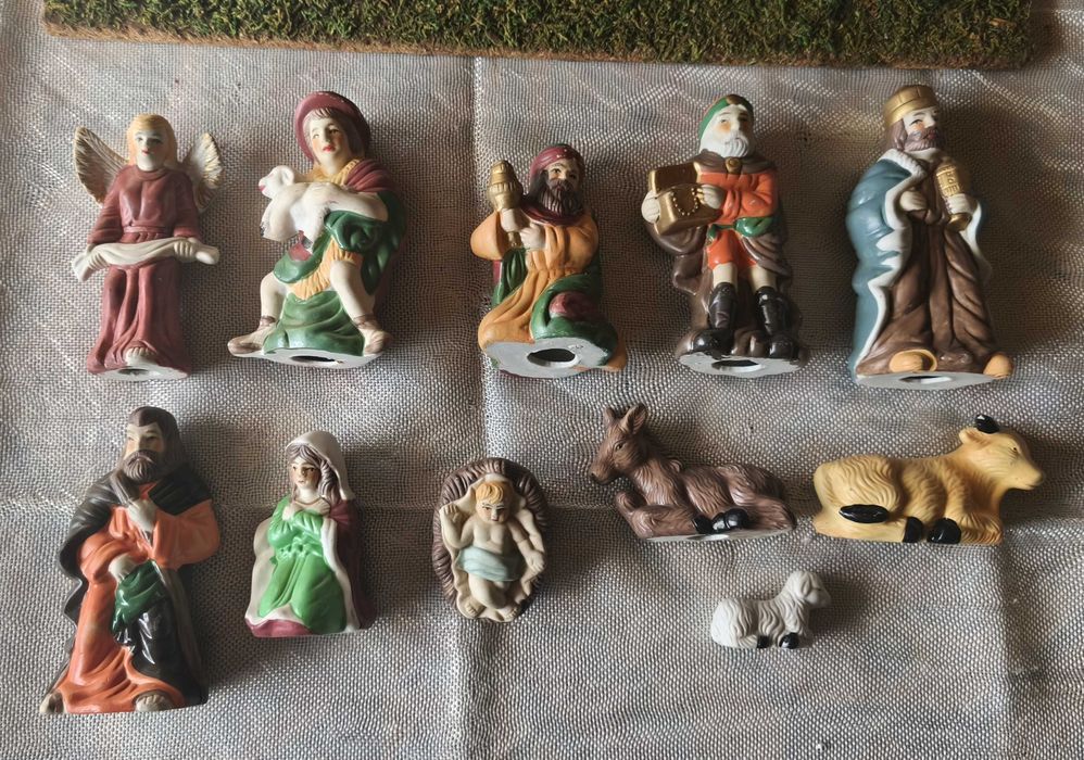 Presépio antigo com 11 peças mais cabana