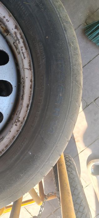 Opony i kołpaki do Toyoty Yaris 1 półka i  dywaniki
