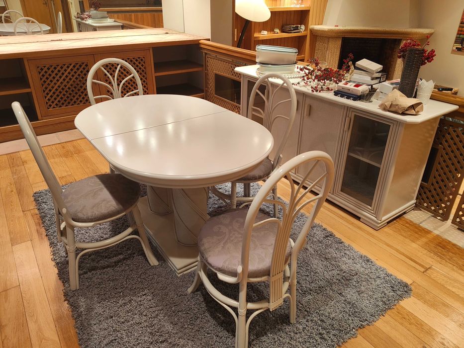 Conjunto de mesa de jantar, cadeiras e móvel de apoio