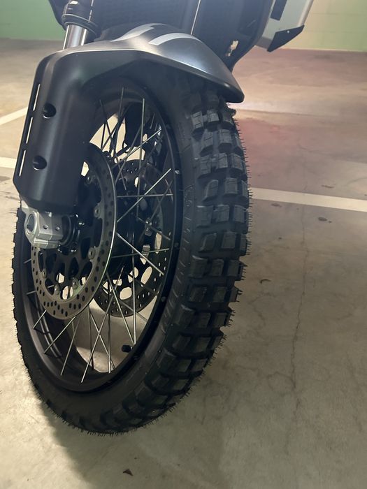 Ducati Desert X c 2 jogos de pneus