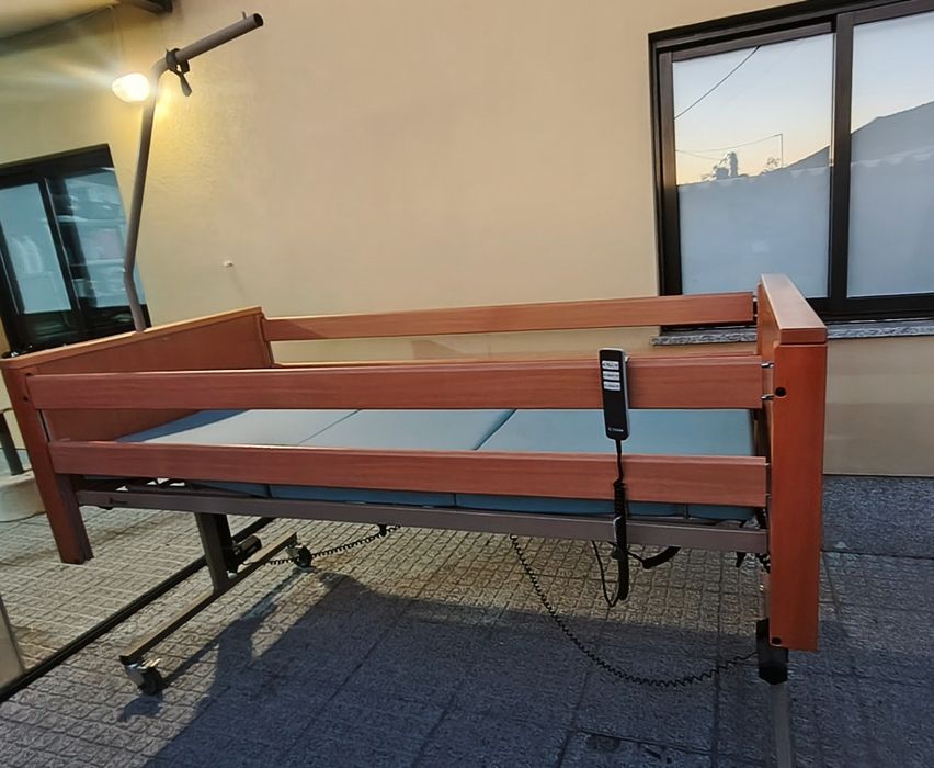 Cama articulada elétrica e elevatória hospitalar