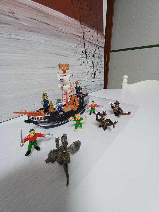 Navio Pirata com figuras de ação e dragões 10 unidades