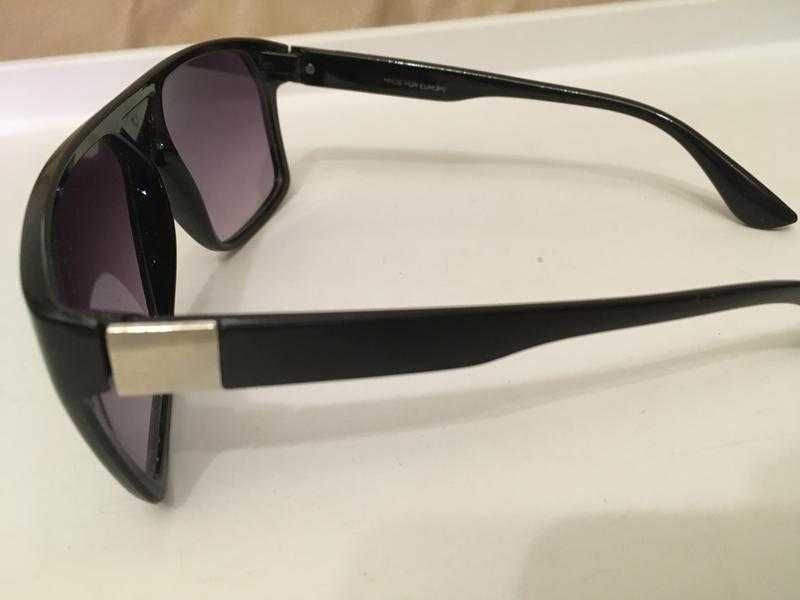 модні сонцезахисні окуляри з чохлом