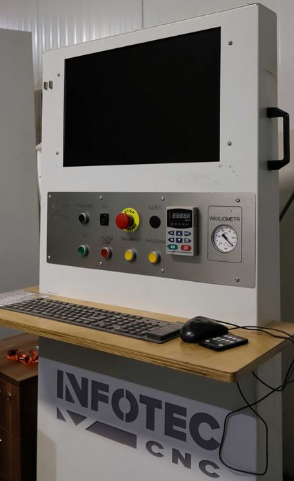 CNC Infotec 3121 Pro - niski przebieg + odpylacz