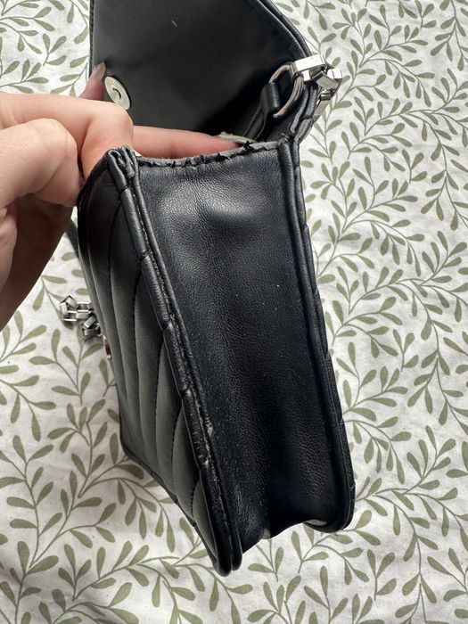 Czarna damska mała torebka eleganka klasyczna basic must have Bershka