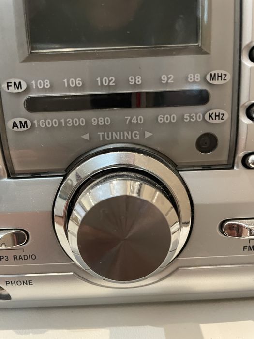 Aparelhagem com radio e leitura de CD’s.
