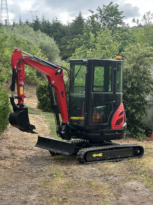 Aluguer de Mini Giratória | Trator | Bobcat | Camionete Basculante | Retro escavadora | Recolha de Entulho | Escavações | Limpeza se terrenos