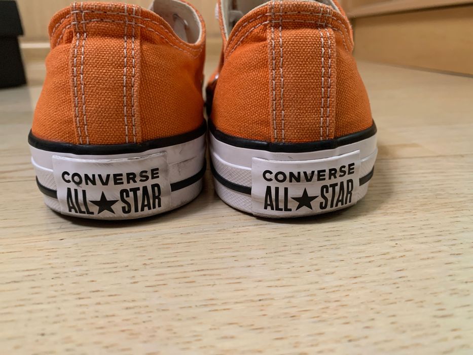 Кроссовки фирмы «Converse”