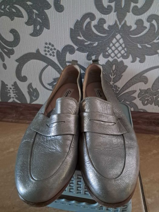 Жіночі шкіряні лофери Clarks стильні і зручні,практично нові