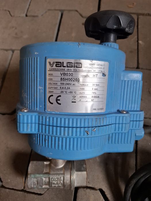 elektryczny siłownik ćwierćobrotowy Valbia VB030 (wersja HT, kod 85H00203) zamontowany na zaworze. Zawór cisnieniowy  do kompresora