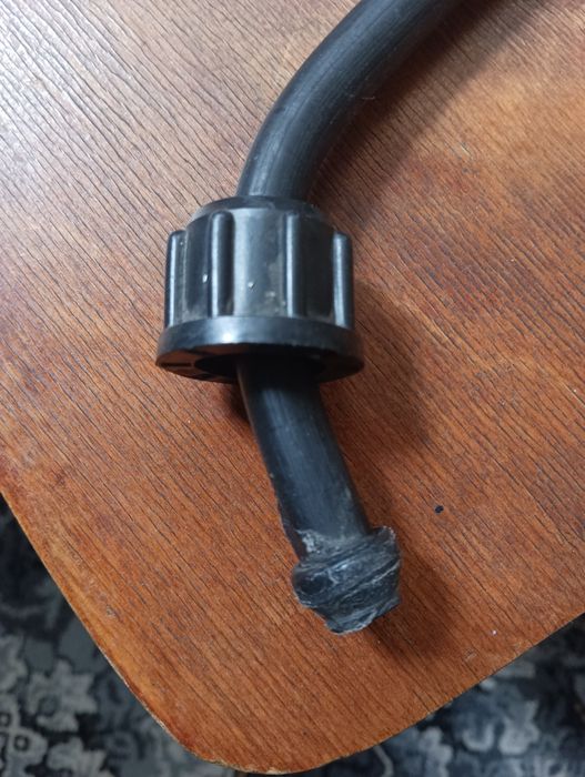 Трубопровод пластиковый на сливной бачок старого образца