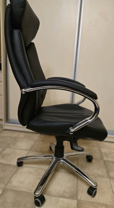 Офисное кресло руководителя