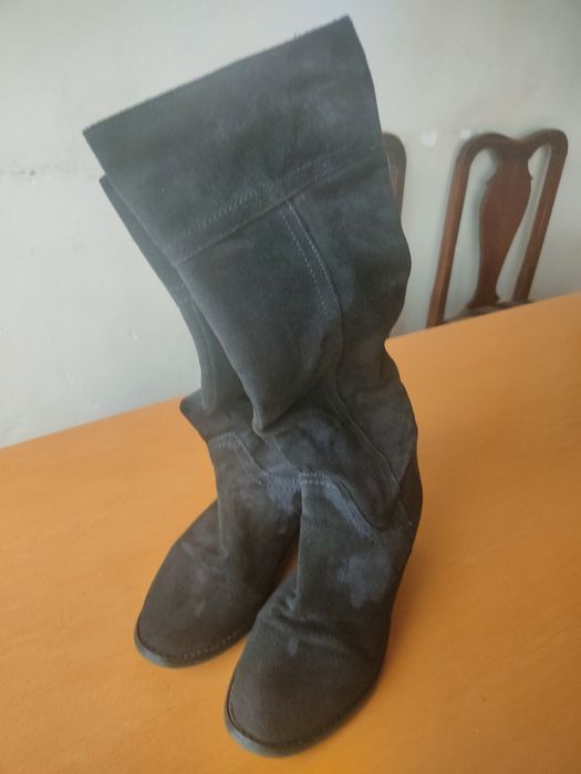 Par de botas usadas, em camurça.