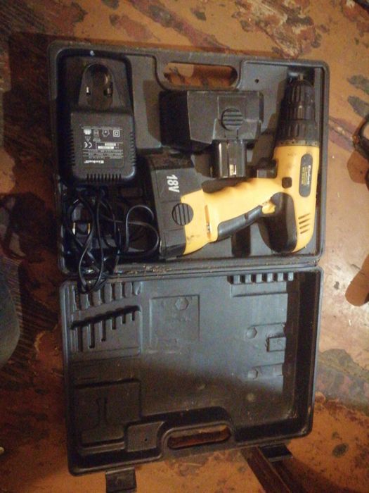 шуруповерт,в кейсе под ремонт