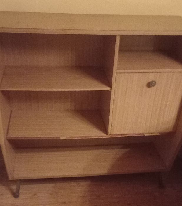 Movel com porta e parteleiras