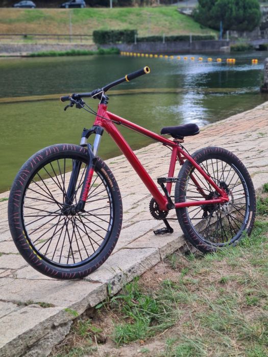 Bicicleta de whelling como nova