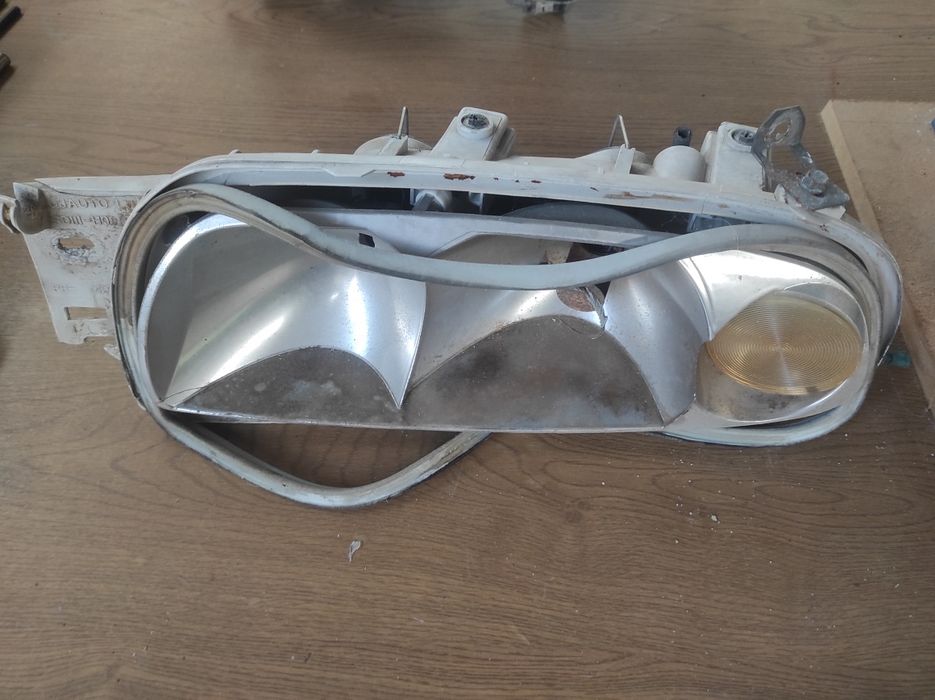 Farol esquerdo Ford Fiesta 1998