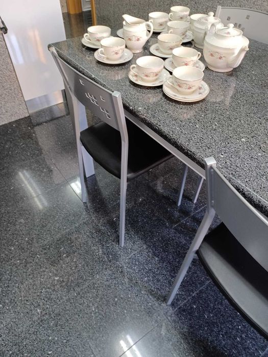 Conjunto de Chá Antigo em Porcelana – Elegância Clássica