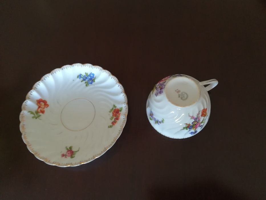 Chávena antiga em porcelana