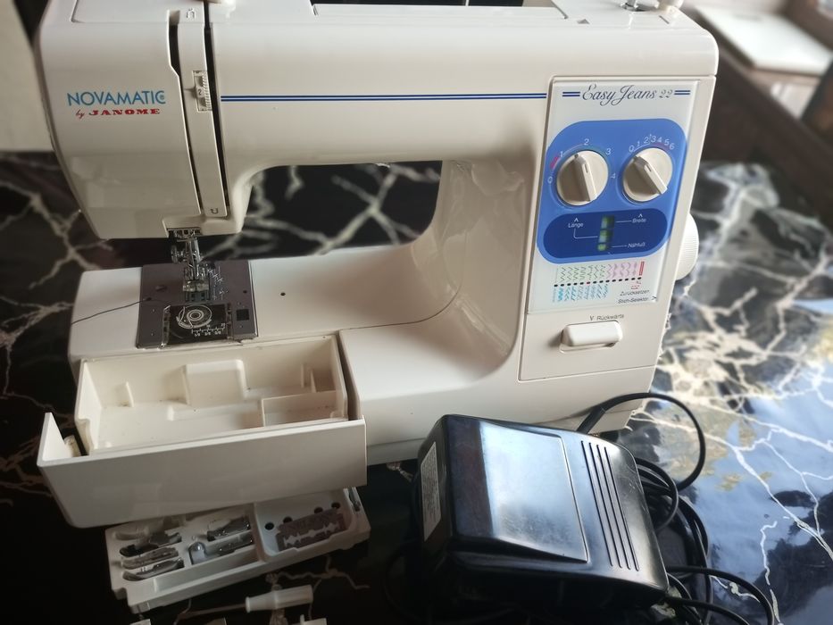 Швейная машина Janome.