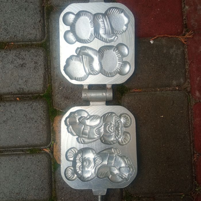 Продам чугунную форму для запекания.Мишки