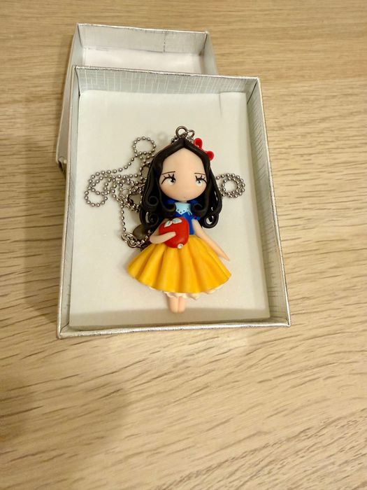 Colar feito à mão em FIMO - branca de neve