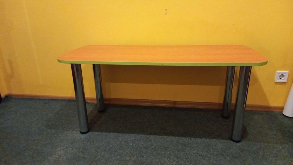 Дитячий столик в гарному стані