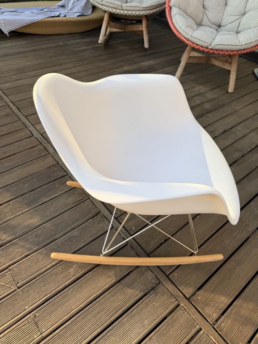 Cadeira de baloiço estilo Charles Eames