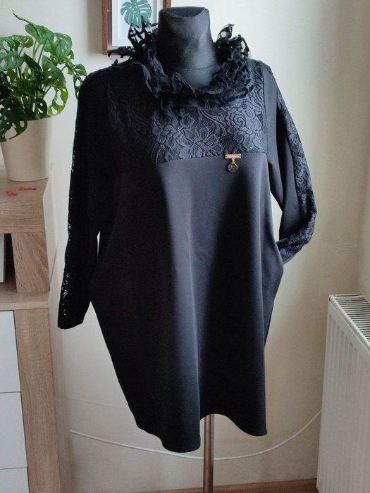 Sukienka z koronkowym kołnierzem PF