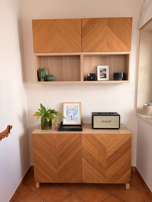 Móvel IKEA BESTÅ em madeira – estilo chevron