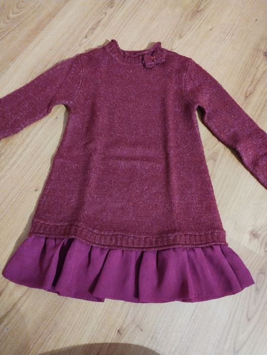 Vários vestidos de menina, tamanho 4 anos.