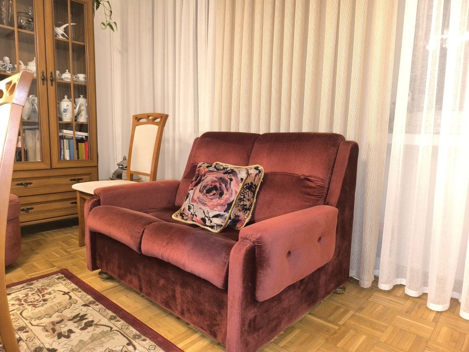 Elegancki komplet mebli do salonu – bordo, welur, stół, 8 krzeseł, komody i oświetlenie