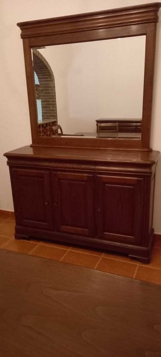 Sala de Jantar em madeira de castanho maciço, em muito bom estado