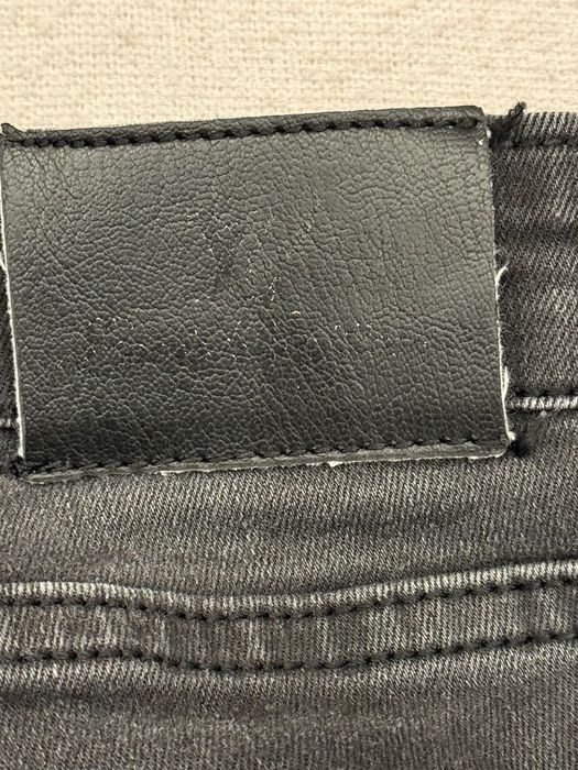 Spodnie jeansy LV z dziurami