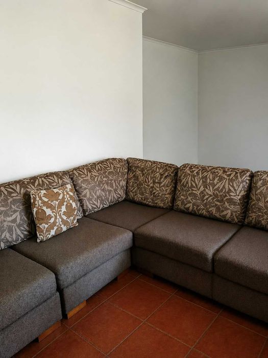 Sofá de canto com 4 lugares e um puff