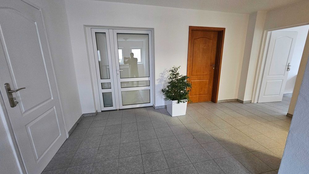 Pomieszczenie biurowe z miejscem parkingowym. Teren zamykany na noc. Sąsiedztwo innych firm.