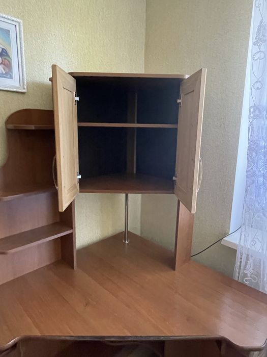 Компʼютерний/письмовий кутовий стіл з надбудовою