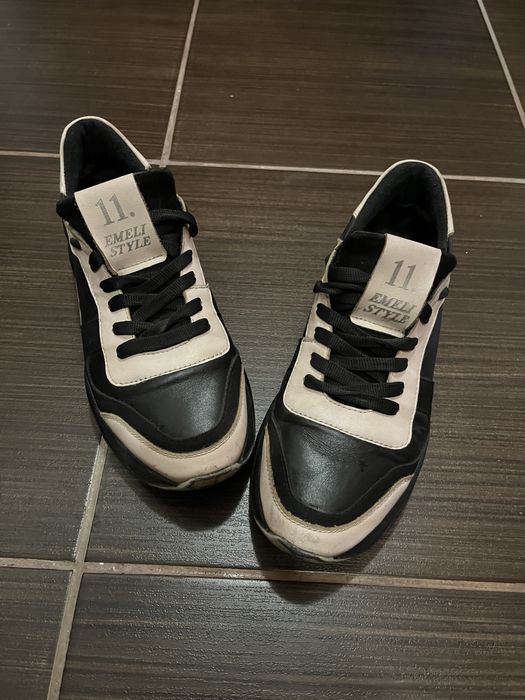 Кроссовки женские