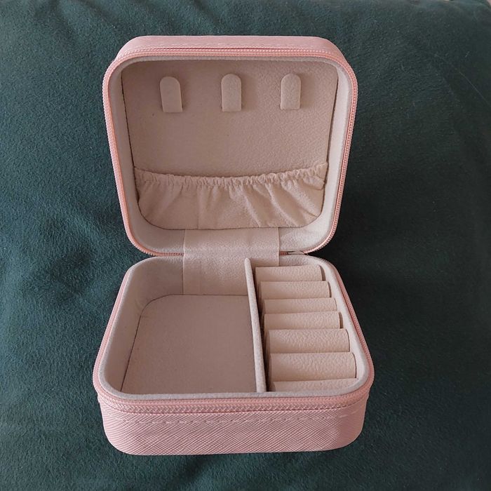 Kuferek na biżuterię