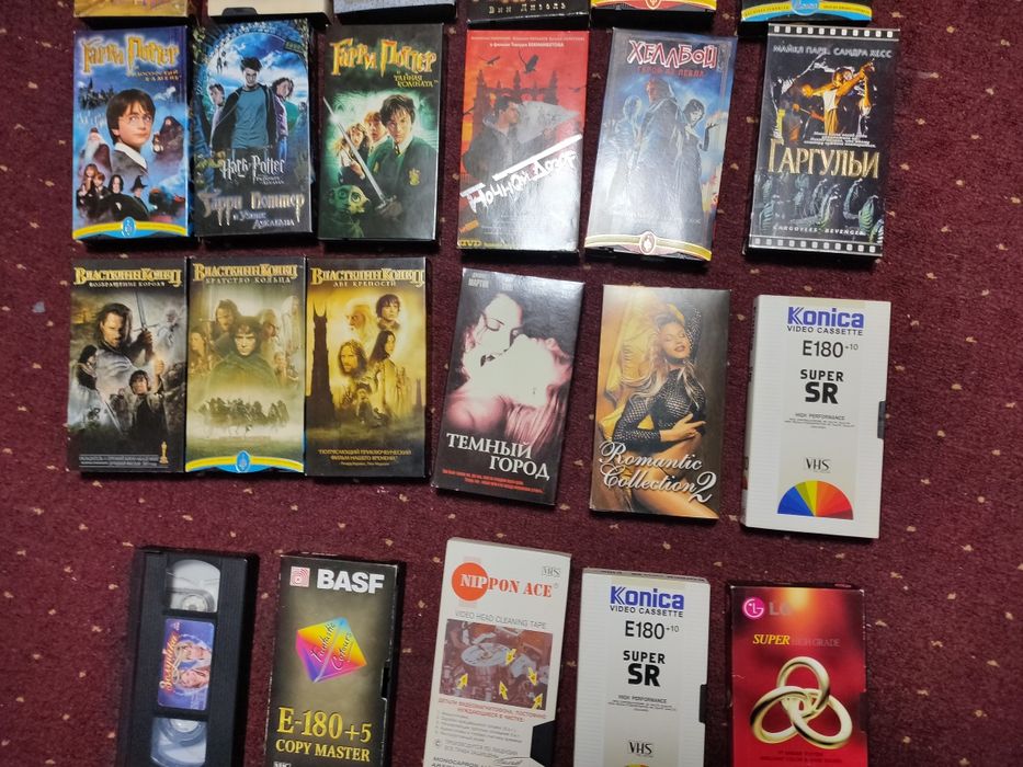 Видеомагнитофон Sharp и 30 касет