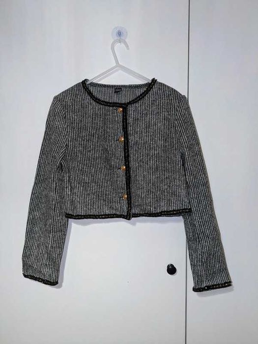 Casaco curto preto e branco